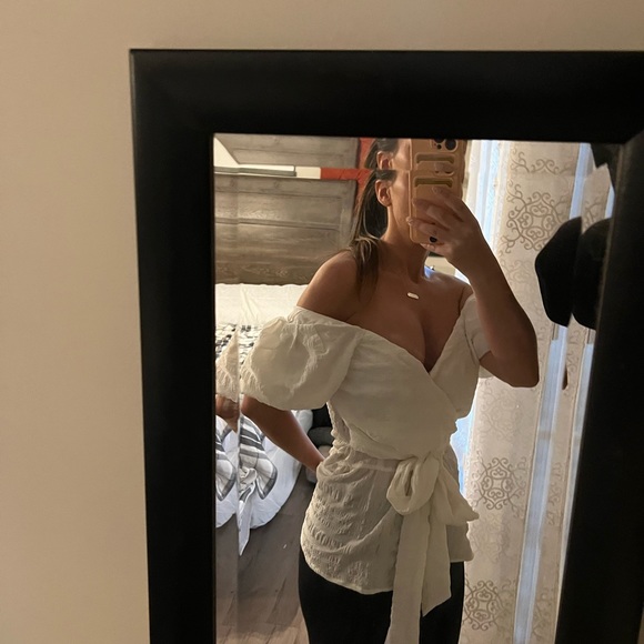 Off the shoulder White top - Picture 2 of 4
